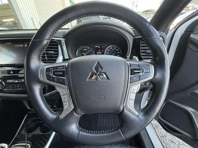 三菱 アウトランダー ＰＨＥＶ G プレミアムパッケージ 東京都 2019(平31)年 11.5万km シルキーホワイト S-AWC(アクティブヨー/アクティブスタビリティコントロール統合制御）/充電機能（普通/急速）/充電口ロック（ドアロック連動）/eアシスト（予防安全技術）/パワーバックドア　/ボディ同色ミラー（電動格納機能/ヒーター/ウィンカー付）/モーフィンブラックインパネ加飾/ブラック天井/ハイコントラストメーター（自発光式アナログメーター/マルチインフォメーションディスプレイ）/シルバー加飾付革巻きステアリングホイール/ステアリングヒーター/ステアリングスイッチ（オーディオ/アダプティブクルーズコントロール）/パドルシフト/SRSエアバック（運転席/助手席/サイド/ニー/カーテン）/左右独立温度調節機能オートエアコン/リアヒーターダクト/パワーシート（運転席/助手席）/シートヒーター（運転席/助手席）/キーレスオペレーションシステム/パワースイッチ/MMCS/６スピーカー/マルチアラウンドモニター/AC電源100V/1500W/リモートコントロール（タイマー充電/空調/車両情報/車両操作）/ディスプレイオーディオ