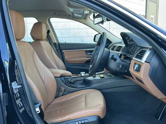 ＢＭＷ ３２０ｉ ラグジュアリー 神奈川県 2017(平29)年 3.8万km インペリアル・ブルー・ブリリアント・エフェクト 純正メーカーナビ/【CD/DVD/BT】/ベージュ革シート/シートヒーター/パワーシート/ドライブレコーダー/ＥＴＣ/LEDヘッドライト/スロットルコントローラー/電動格納ミラー/純正17インチAW/新車時保証書/取扱説明書
