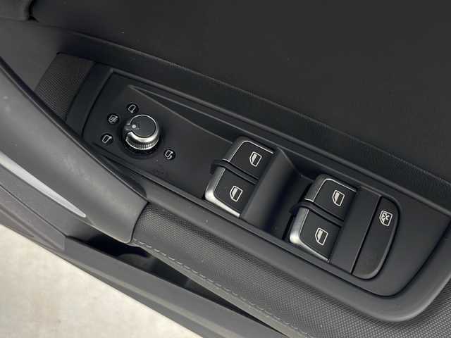 アウディ Ａ１ SB 1．0TFSI スポーツ 秋田県 2018(平30)年 1.5万km シャムベージュメタリック 純正ナビ/ビルトインETC/ドライブレコーダー/アイドリングストップ/前後コーナーセンサー/横滑り防止装置/黒革シート/前席シートヒーター/ドアミラーヒーター/本革ステアリング/ステアリングリモコン/HIDヘッドランプ/フォグランプ/純正アルミホイール/純正フロアマット/W/サイド/カーテン/エアバッグ