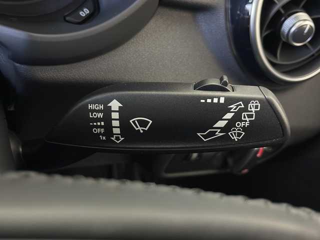アウディ Ａ１ SB 1．0TFSI スポーツ 秋田県 2018(平30)年 1.5万km シャムベージュメタリック 純正ナビ/ビルトインETC/ドライブレコーダー/アイドリングストップ/前後コーナーセンサー/横滑り防止装置/黒革シート/前席シートヒーター/ドアミラーヒーター/本革ステアリング/ステアリングリモコン/HIDヘッドランプ/フォグランプ/純正アルミホイール/純正フロアマット/W/サイド/カーテン/エアバッグ