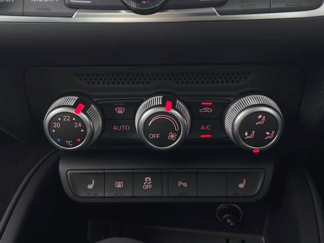 アウディ Ａ１ SB 1．0TFSI スポーツ 秋田県 2018(平30)年 1.5万km シャムベージュメタリック 純正ナビ/ビルトインETC/ドライブレコーダー/アイドリングストップ/前後コーナーセンサー/横滑り防止装置/黒革シート/前席シートヒーター/ドアミラーヒーター/本革ステアリング/ステアリングリモコン/HIDヘッドランプ/フォグランプ/純正アルミホイール/純正フロアマット/W/サイド/カーテン/エアバッグ