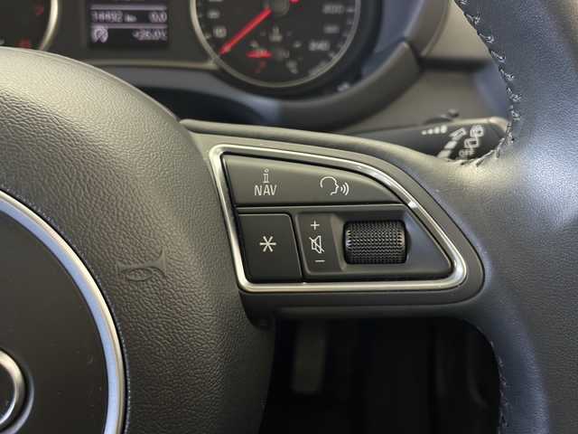 アウディ Ａ１ SB 1．0TFSI スポーツ 秋田県 2018(平30)年 1.5万km シャムベージュメタリック 純正ナビ/ビルトインETC/ドライブレコーダー/アイドリングストップ/前後コーナーセンサー/横滑り防止装置/黒革シート/前席シートヒーター/ドアミラーヒーター/本革ステアリング/ステアリングリモコン/HIDヘッドランプ/フォグランプ/純正アルミホイール/純正フロアマット/W/サイド/カーテン/エアバッグ
