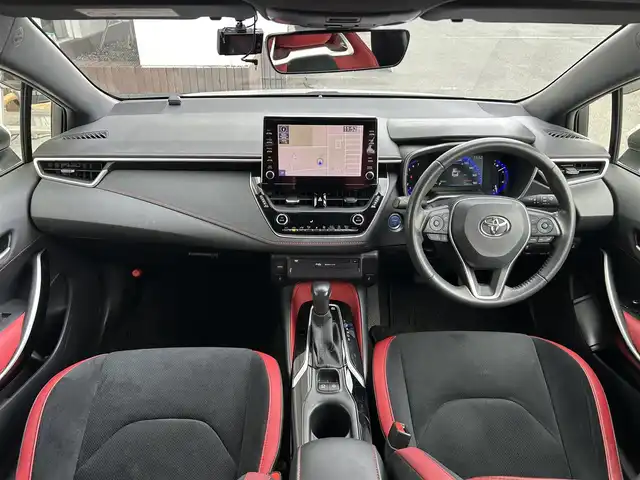 トヨタ カローラ スポーツ ハイブリッドG Z 静岡県 2021(令3)年 5.4万km プラチナホワイトパールマイカ トヨタセーフティーセンス/・プリクラッシュセーフティシステム/・レーントレーシングアシスト/・レーダークルーズコントロール/・オートマッチクハイビーム/・ロードサイドアシスト/純正９インチディスプレイオーディオ/インテリジェントクリアランスソナー/ドライブモードセレクト/・ECO.NORMAL・SPORT/丸形１灯式LEDヘッドランプ/LEDデイライト/LEDフロントフォグランプ/ルーフ同色ドアミラー/（電動オート格納/ヒーター/ウィンカーミラー）/225/40/R18インチ5本ツインスポーク/スポーツ/スェード＆レザー（レッド）/ビルトインETC/ステアリングスイッチ/シートヒーター(D席/N席）/前後社外ドライブレコーダー/ヘッドライトレベライザー