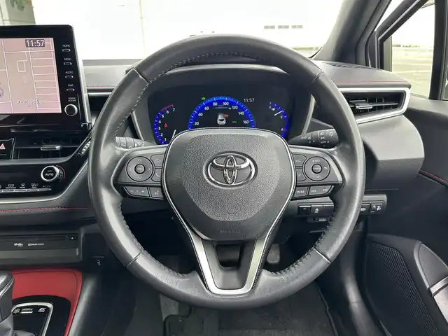 トヨタ カローラ スポーツ ハイブリッドG Z 静岡県 2021(令3)年 5.4万km プラチナホワイトパールマイカ トヨタセーフティーセンス/・プリクラッシュセーフティシステム/・レーントレーシングアシスト/・レーダークルーズコントロール/・オートマッチクハイビーム/・ロードサイドアシスト/純正９インチディスプレイオーディオ/インテリジェントクリアランスソナー/ドライブモードセレクト/・ECO.NORMAL・SPORT/丸形１灯式LEDヘッドランプ/LEDデイライト/LEDフロントフォグランプ/ルーフ同色ドアミラー/（電動オート格納/ヒーター/ウィンカーミラー）/225/40/R18インチ5本ツインスポーク/スポーツ/スェード＆レザー（レッド）/ビルトインETC/ステアリングスイッチ/シートヒーター(D席/N席）/前後社外ドライブレコーダー/ヘッドライトレベライザー