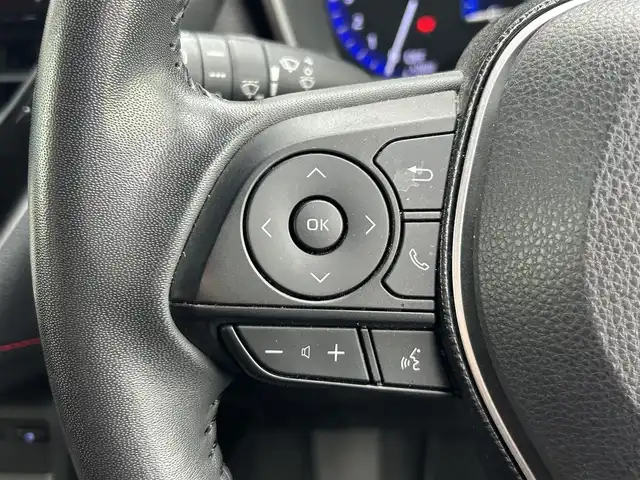 トヨタ カローラ スポーツ ハイブリッドG Z 静岡県 2021(令3)年 5.4万km プラチナホワイトパールマイカ トヨタセーフティーセンス/・プリクラッシュセーフティシステム/・レーントレーシングアシスト/・レーダークルーズコントロール/・オートマッチクハイビーム/・ロードサイドアシスト/純正９インチディスプレイオーディオ/インテリジェントクリアランスソナー/ドライブモードセレクト/・ECO.NORMAL・SPORT/丸形１灯式LEDヘッドランプ/LEDデイライト/LEDフロントフォグランプ/ルーフ同色ドアミラー/（電動オート格納/ヒーター/ウィンカーミラー）/225/40/R18インチ5本ツインスポーク/スポーツ/スェード＆レザー（レッド）/ビルトインETC/ステアリングスイッチ/シートヒーター(D席/N席）/前後社外ドライブレコーダー/ヘッドライトレベライザー