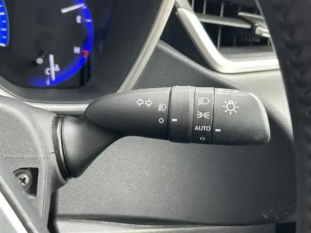 トヨタ カローラ スポーツ ハイブリッドG Z 静岡県 2021(令3)年 5.4万km プラチナホワイトパールマイカ トヨタセーフティーセンス/・プリクラッシュセーフティシステム/・レーントレーシングアシスト/・レーダークルーズコントロール/・オートマッチクハイビーム/・ロードサイドアシスト/純正９インチディスプレイオーディオ/インテリジェントクリアランスソナー/ドライブモードセレクト/・ECO.NORMAL・SPORT/丸形１灯式LEDヘッドランプ/LEDデイライト/LEDフロントフォグランプ/ルーフ同色ドアミラー/（電動オート格納/ヒーター/ウィンカーミラー）/225/40/R18インチ5本ツインスポーク/スポーツ/スェード＆レザー（レッド）/ビルトインETC/ステアリングスイッチ/シートヒーター(D席/N席）/前後社外ドライブレコーダー/ヘッドライトレベライザー