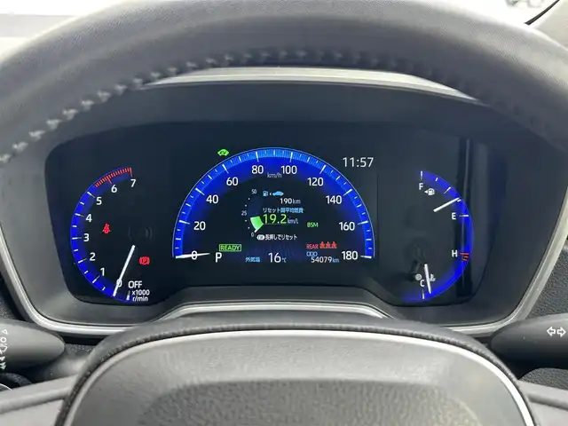 トヨタ カローラ スポーツ ハイブリッドG Z 静岡県 2021(令3)年 5.4万km プラチナホワイトパールマイカ トヨタセーフティーセンス/・プリクラッシュセーフティシステム/・レーントレーシングアシスト/・レーダークルーズコントロール/・オートマッチクハイビーム/・ロードサイドアシスト/純正９インチディスプレイオーディオ/インテリジェントクリアランスソナー/ドライブモードセレクト/・ECO.NORMAL・SPORT/丸形１灯式LEDヘッドランプ/LEDデイライト/LEDフロントフォグランプ/ルーフ同色ドアミラー/（電動オート格納/ヒーター/ウィンカーミラー）/225/40/R18インチ5本ツインスポーク/スポーツ/スェード＆レザー（レッド）/ビルトインETC/ステアリングスイッチ/シートヒーター(D席/N席）/前後社外ドライブレコーダー/ヘッドライトレベライザー