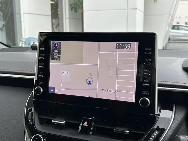 トヨタ カローラ スポーツ ハイブリッドG Z 静岡県 2021(令3)年 5.4万km プラチナホワイトパールマイカ トヨタセーフティーセンス/・プリクラッシュセーフティシステム/・レーントレーシングアシスト/・レーダークルーズコントロール/・オートマッチクハイビーム/・ロードサイドアシスト/純正９インチディスプレイオーディオ/インテリジェントクリアランスソナー/ドライブモードセレクト/・ECO.NORMAL・SPORT/丸形１灯式LEDヘッドランプ/LEDデイライト/LEDフロントフォグランプ/ルーフ同色ドアミラー/（電動オート格納/ヒーター/ウィンカーミラー）/225/40/R18インチ5本ツインスポーク/スポーツ/スェード＆レザー（レッド）/ビルトインETC/ステアリングスイッチ/シートヒーター(D席/N席）/前後社外ドライブレコーダー/ヘッドライトレベライザー