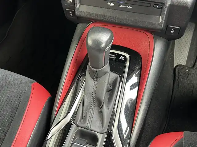 トヨタ カローラ スポーツ ハイブリッドG Z 静岡県 2021(令3)年 5.4万km プラチナホワイトパールマイカ トヨタセーフティーセンス/・プリクラッシュセーフティシステム/・レーントレーシングアシスト/・レーダークルーズコントロール/・オートマッチクハイビーム/・ロードサイドアシスト/純正９インチディスプレイオーディオ/インテリジェントクリアランスソナー/ドライブモードセレクト/・ECO.NORMAL・SPORT/丸形１灯式LEDヘッドランプ/LEDデイライト/LEDフロントフォグランプ/ルーフ同色ドアミラー/（電動オート格納/ヒーター/ウィンカーミラー）/225/40/R18インチ5本ツインスポーク/スポーツ/スェード＆レザー（レッド）/ビルトインETC/ステアリングスイッチ/シートヒーター(D席/N席）/前後社外ドライブレコーダー/ヘッドライトレベライザー