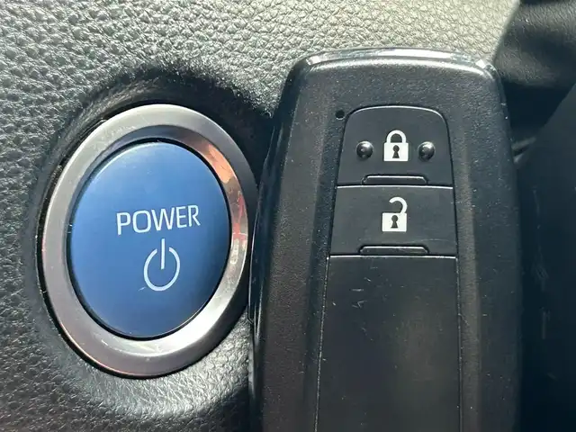 トヨタ カローラ スポーツ ハイブリッドG Z 静岡県 2021(令3)年 5.4万km プラチナホワイトパールマイカ トヨタセーフティーセンス/・プリクラッシュセーフティシステム/・レーントレーシングアシスト/・レーダークルーズコントロール/・オートマッチクハイビーム/・ロードサイドアシスト/純正９インチディスプレイオーディオ/インテリジェントクリアランスソナー/ドライブモードセレクト/・ECO.NORMAL・SPORT/丸形１灯式LEDヘッドランプ/LEDデイライト/LEDフロントフォグランプ/ルーフ同色ドアミラー/（電動オート格納/ヒーター/ウィンカーミラー）/225/40/R18インチ5本ツインスポーク/スポーツ/スェード＆レザー（レッド）/ビルトインETC/ステアリングスイッチ/シートヒーター(D席/N席）/前後社外ドライブレコーダー/ヘッドライトレベライザー