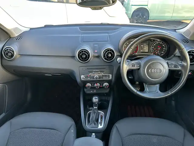 アウディ Ａ１ スポーツバック 1．4TFSI 神奈川県 2013(平25)年 7.6万km グレイシアホワイトメタリック 純正SDナビ（Q3MMi）/Bluetooth/CD/DVD/ワンセグ/プッシュスタート/スマートキー/純正１５インチアルミホイール/純正フロアマット/スペアキー/電動格納ミラー/フォグランプアイドリングストップ/ビルトインETC/取扱説明書/記録簿/横滑り防止装置