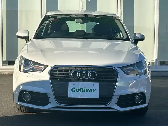 アウディ Ａ１ スポーツバック 1．4TFSI 神奈川県 2013(平25)年 7.6万km グレイシアホワイトメタリック 純正SDナビ（Q3MMi）/Bluetooth/CD/DVD/ワンセグ/プッシュスタート/スマートキー/純正１５インチアルミホイール/純正フロアマット/スペアキー/電動格納ミラー/フォグランプアイドリングストップ/ビルトインETC/取扱説明書/記録簿/横滑り防止装置