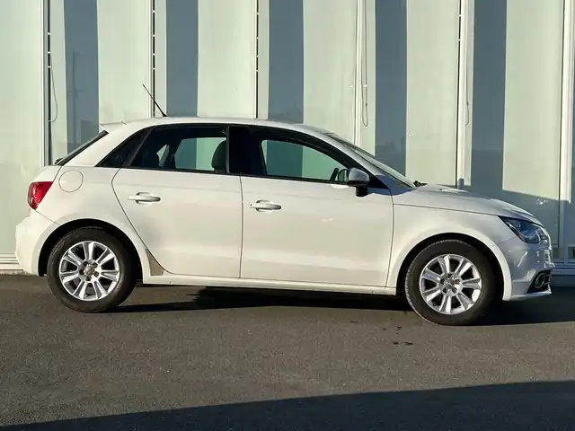 アウディ Ａ１ スポーツバック 1．4TFSI 神奈川県 2013(平25)年 7.6万km グレイシアホワイトメタリック 純正SDナビ（Q3MMi）/Bluetooth/CD/DVD/ワンセグ/プッシュスタート/スマートキー/純正１５インチアルミホイール/純正フロアマット/スペアキー/電動格納ミラー/フォグランプアイドリングストップ/ビルトインETC/取扱説明書/記録簿/横滑り防止装置
