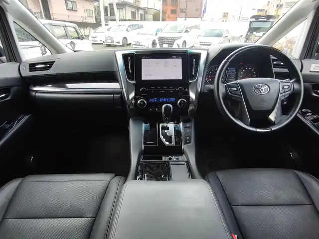 トヨタ アルファード S Cパッケージ 熊本県 2022(令4)年 1.8万km ホワイトパールクリスタルシャイン ワンオーナー/サンルーフ/純正ナビ/【フルセグTV/Bluetooth/CD/DVD】/バックカメラ/デジタルインナーミラー/フリップダウンモニター/両側パワースライドドア/レーダークルーズコントロール/プリクラッシュセーフティー/レーンキープアシスト/パーキングサポートブレーキ/リアクロストラフィックアラート/ブラインドスポットモニター/ロードサインアシスト/ブレーキホールド/ブラックレザーシート/1・2列目パワーシート/前席シートヒーター/エアシート/オートLEDライト/オートハイビーム/ウィンカーミラー/純正18インチAW/100Vアダプタ/革巻きステアリング/ステアリングスイッチ/ステアリングヒーター/プッシュスタート/スマートキー/ETC/社外フロアマット/純正ドアバイザー/保証書/取扱説明書/スペアキー