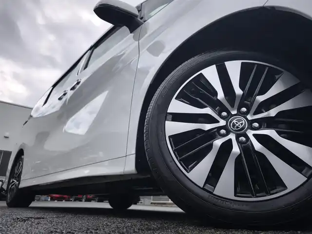 トヨタ アルファード S Cパッケージ 熊本県 2022(令4)年 1.8万km ホワイトパールクリスタルシャイン ワンオーナー/サンルーフ/純正ナビ/【フルセグTV/Bluetooth/CD/DVD】/バックカメラ/デジタルインナーミラー/フリップダウンモニター/両側パワースライドドア/レーダークルーズコントロール/プリクラッシュセーフティー/レーンキープアシスト/パーキングサポートブレーキ/リアクロストラフィックアラート/ブラインドスポットモニター/ロードサインアシスト/ブレーキホールド/ブラックレザーシート/1・2列目パワーシート/前席シートヒーター/エアシート/オートLEDライト/オートハイビーム/ウィンカーミラー/純正18インチAW/100Vアダプタ/革巻きステアリング/ステアリングスイッチ/ステアリングヒーター/プッシュスタート/スマートキー/ETC/社外フロアマット/純正ドアバイザー/保証書/取扱説明書/スペアキー