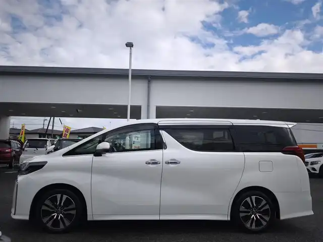 トヨタ アルファード S Cパッケージ 熊本県 2022(令4)年 1.8万km ホワイトパールクリスタルシャイン ワンオーナー/サンルーフ/純正ナビ/【フルセグTV/Bluetooth/CD/DVD】/バックカメラ/デジタルインナーミラー/フリップダウンモニター/両側パワースライドドア/レーダークルーズコントロール/プリクラッシュセーフティー/レーンキープアシスト/パーキングサポートブレーキ/リアクロストラフィックアラート/ブラインドスポットモニター/ロードサインアシスト/ブレーキホールド/ブラックレザーシート/1・2列目パワーシート/前席シートヒーター/エアシート/オートLEDライト/オートハイビーム/ウィンカーミラー/純正18インチAW/100Vアダプタ/革巻きステアリング/ステアリングスイッチ/ステアリングヒーター/プッシュスタート/スマートキー/ETC/社外フロアマット/純正ドアバイザー/保証書/取扱説明書/スペアキー