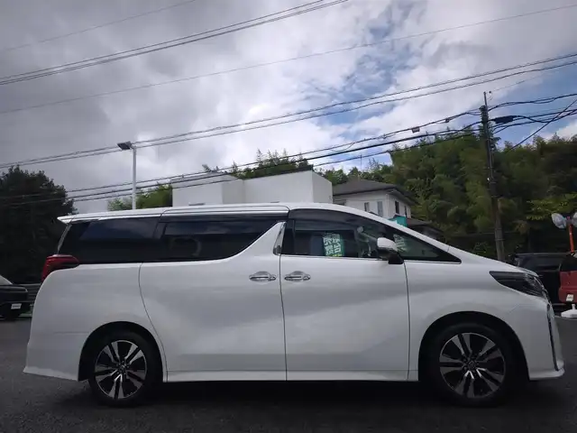トヨタ アルファード S Cパッケージ 熊本県 2022(令4)年 1.8万km ホワイトパールクリスタルシャイン ワンオーナー/サンルーフ/純正ナビ/【フルセグTV/Bluetooth/CD/DVD】/バックカメラ/デジタルインナーミラー/フリップダウンモニター/両側パワースライドドア/レーダークルーズコントロール/プリクラッシュセーフティー/レーンキープアシスト/パーキングサポートブレーキ/リアクロストラフィックアラート/ブラインドスポットモニター/ロードサインアシスト/ブレーキホールド/ブラックレザーシート/1・2列目パワーシート/前席シートヒーター/エアシート/オートLEDライト/オートハイビーム/ウィンカーミラー/純正18インチAW/100Vアダプタ/革巻きステアリング/ステアリングスイッチ/ステアリングヒーター/プッシュスタート/スマートキー/ETC/社外フロアマット/純正ドアバイザー/保証書/取扱説明書/スペアキー
