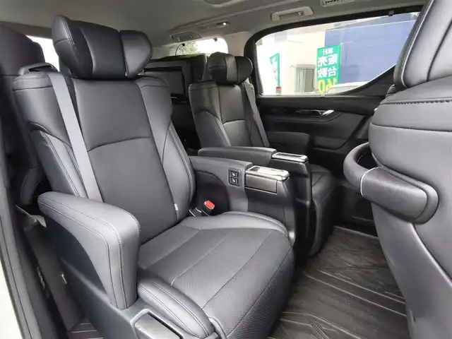 トヨタ アルファード S Cパッケージ 熊本県 2022(令4)年 1.8万km ホワイトパールクリスタルシャイン ワンオーナー/サンルーフ/純正ナビ/【フルセグTV/Bluetooth/CD/DVD】/バックカメラ/デジタルインナーミラー/フリップダウンモニター/両側パワースライドドア/レーダークルーズコントロール/プリクラッシュセーフティー/レーンキープアシスト/パーキングサポートブレーキ/リアクロストラフィックアラート/ブラインドスポットモニター/ロードサインアシスト/ブレーキホールド/ブラックレザーシート/1・2列目パワーシート/前席シートヒーター/エアシート/オートLEDライト/オートハイビーム/ウィンカーミラー/純正18インチAW/100Vアダプタ/革巻きステアリング/ステアリングスイッチ/ステアリングヒーター/プッシュスタート/スマートキー/ETC/社外フロアマット/純正ドアバイザー/保証書/取扱説明書/スペアキー