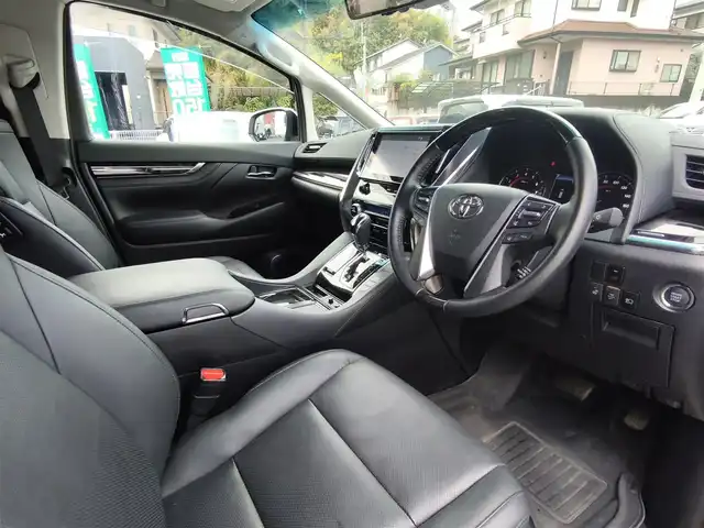 トヨタ アルファード S Cパッケージ 熊本県 2022(令4)年 1.8万km ホワイトパールクリスタルシャイン ワンオーナー/サンルーフ/純正ナビ/【フルセグTV/Bluetooth/CD/DVD】/バックカメラ/デジタルインナーミラー/フリップダウンモニター/両側パワースライドドア/レーダークルーズコントロール/プリクラッシュセーフティー/レーンキープアシスト/パーキングサポートブレーキ/リアクロストラフィックアラート/ブラインドスポットモニター/ロードサインアシスト/ブレーキホールド/ブラックレザーシート/1・2列目パワーシート/前席シートヒーター/エアシート/オートLEDライト/オートハイビーム/ウィンカーミラー/純正18インチAW/100Vアダプタ/革巻きステアリング/ステアリングスイッチ/ステアリングヒーター/プッシュスタート/スマートキー/ETC/社外フロアマット/純正ドアバイザー/保証書/取扱説明書/スペアキー