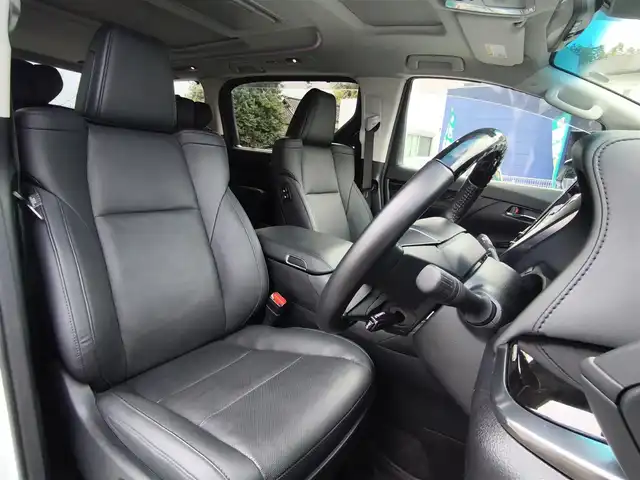 トヨタ アルファード S Cパッケージ 熊本県 2022(令4)年 1.8万km ホワイトパールクリスタルシャイン ワンオーナー/サンルーフ/純正ナビ/【フルセグTV/Bluetooth/CD/DVD】/バックカメラ/デジタルインナーミラー/フリップダウンモニター/両側パワースライドドア/レーダークルーズコントロール/プリクラッシュセーフティー/レーンキープアシスト/パーキングサポートブレーキ/リアクロストラフィックアラート/ブラインドスポットモニター/ロードサインアシスト/ブレーキホールド/ブラックレザーシート/1・2列目パワーシート/前席シートヒーター/エアシート/オートLEDライト/オートハイビーム/ウィンカーミラー/純正18インチAW/100Vアダプタ/革巻きステアリング/ステアリングスイッチ/ステアリングヒーター/プッシュスタート/スマートキー/ETC/社外フロアマット/純正ドアバイザー/保証書/取扱説明書/スペアキー