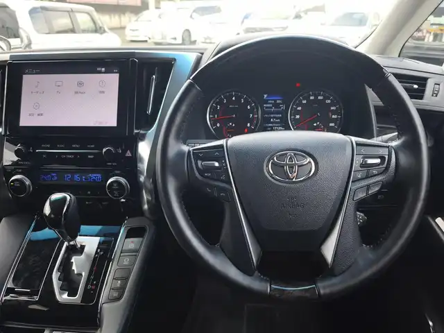 トヨタ アルファード S Cパッケージ 熊本県 2022(令4)年 1.8万km ホワイトパールクリスタルシャイン ワンオーナー/サンルーフ/純正ナビ/【フルセグTV/Bluetooth/CD/DVD】/バックカメラ/デジタルインナーミラー/フリップダウンモニター/両側パワースライドドア/レーダークルーズコントロール/プリクラッシュセーフティー/レーンキープアシスト/パーキングサポートブレーキ/リアクロストラフィックアラート/ブラインドスポットモニター/ロードサインアシスト/ブレーキホールド/ブラックレザーシート/1・2列目パワーシート/前席シートヒーター/エアシート/オートLEDライト/オートハイビーム/ウィンカーミラー/純正18インチAW/100Vアダプタ/革巻きステアリング/ステアリングスイッチ/ステアリングヒーター/プッシュスタート/スマートキー/ETC/社外フロアマット/純正ドアバイザー/保証書/取扱説明書/スペアキー