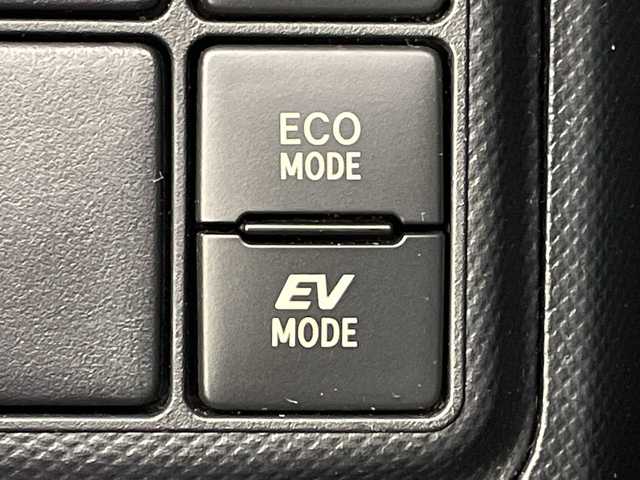 トヨタ アクア S 岐阜県 2017(平29)年 1.4万km スーパーレッドⅤ 純正SDナビ/CD/DVD/Bluetooth/フルセグTV/バックカメラ/寒冷地仕様/トラクションコントロール/車両安定性制御システム/電動格納ミラー/社外15インチアルミホイール/ドアバイザー