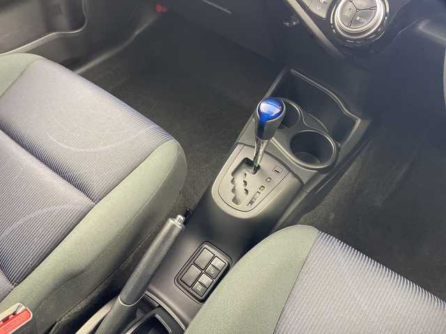 トヨタ アクア S 岐阜県 2017(平29)年 1.4万km スーパーレッドⅤ 純正SDナビ/CD/DVD/Bluetooth/フルセグTV/バックカメラ/寒冷地仕様/トラクションコントロール/車両安定性制御システム/電動格納ミラー/社外15インチアルミホイール/ドアバイザー