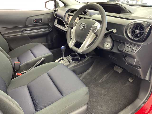 トヨタ アクア S 岐阜県 2017(平29)年 1.4万km スーパーレッドⅤ 純正SDナビ/CD/DVD/Bluetooth/フルセグTV/バックカメラ/寒冷地仕様/トラクションコントロール/車両安定性制御システム/電動格納ミラー/社外15インチアルミホイール/ドアバイザー