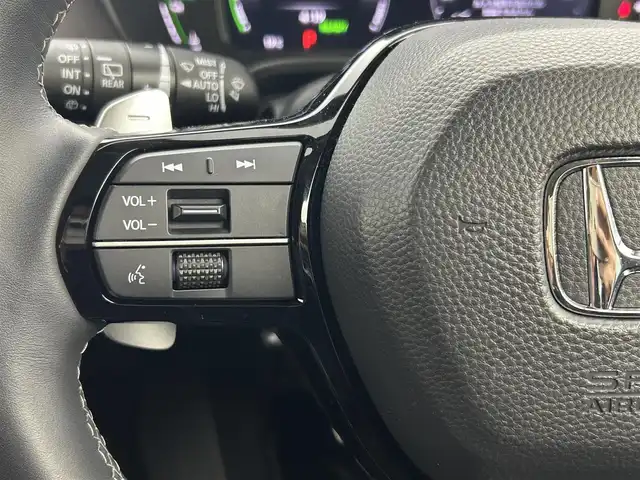 ホンダ ＺＲ－Ｖ ハイブリッド e:HEV Z 熊本県 2023(令5)年 1.6万km スーパープラチナグレーメタリック 禁煙車　/ＢＯＳＥサウンド　/純正ナビ（ＡｐｐｌＣａｒＰｌａｙ・ＡｎｄｒｏｉｄＡｕｔｏ・フルセグ）/全周囲カメラ　/ビルトインＥＴＣ２．０　/衝突軽減ブレーキ/ブラインドスポットモニター/アダブティブクルーズコントロール/先行車発進お知らせ機能/レーンキープアシスト/路外逸脱制御機能/標識認識機能　/横滑り防止/ダウンヒルアシスト/パワーバックドア　/前席シートヒーター/ステアリングヒーター/前席パワーシート/置くだけ充電/パドルシフト/オートライト/LEDヘッドライト/フォグライト/スマートキー/プッシュスタート/スペアキー1本/保証書/取扱説明書