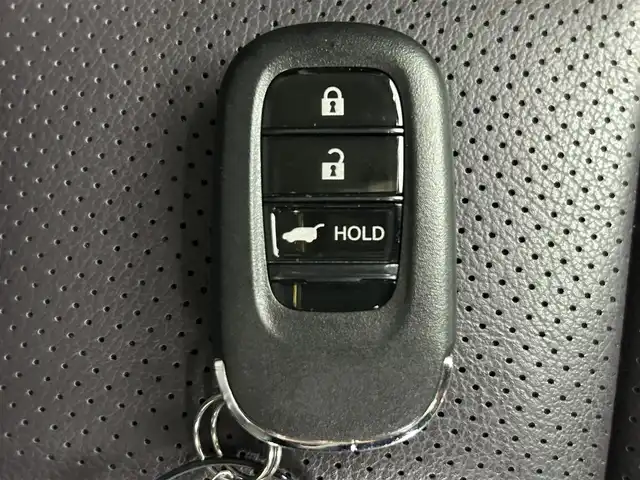 ホンダ ＺＲ－Ｖ ハイブリッド e:HEV Z 熊本県 2023(令5)年 1.6万km スーパープラチナグレーメタリック 禁煙車　/ＢＯＳＥサウンド　/純正ナビ（ＡｐｐｌＣａｒＰｌａｙ・ＡｎｄｒｏｉｄＡｕｔｏ・フルセグ）/全周囲カメラ　/ビルトインＥＴＣ２．０　/衝突軽減ブレーキ/ブラインドスポットモニター/アダブティブクルーズコントロール/先行車発進お知らせ機能/レーンキープアシスト/路外逸脱制御機能/標識認識機能　/横滑り防止/ダウンヒルアシスト/パワーバックドア　/前席シートヒーター/ステアリングヒーター/前席パワーシート/置くだけ充電/パドルシフト/オートライト/LEDヘッドライト/フォグライト/スマートキー/プッシュスタート/スペアキー1本/保証書/取扱説明書