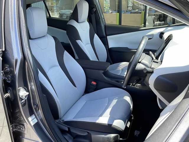 トヨタ プリウス SセーフティプラスⅡ 愛知県 2020(令2)年 4.7万km グレーメタリック 衝突軽減システム/純正９型SDナビ/全方位カメラ/レーダークルーズコントロール/フルセグ/CD/DVD/Bluetooth/バックカメラ/コーナーセンサー/ブラインドスポットモニター/LEDヘッドライト/オートマチックハイビーム/ETC/ステアリングスイッチ/スマートキー/プッシュスタート