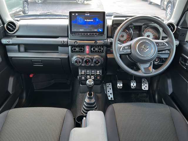 スズキ ジムニー シエラ JC 道北・旭川 2024(令6)年 0.6万km ミディアムグレー /４WD//禁煙車//ワンオーナー//衝突軽減システム//レーンキープアシスト//クルーズコントロール//社外ディスプレイオーディオ/BT/ラジオ/アンドロイドオート/アップルカープレイ//バックカメラ//社外ミラー型ドライブレコーダー//社外スロットルコントローラー//アイドリングストップ//オートエアコン//ミラーヒーター//前席シートヒーター//革巻きステアリング//ステアリングスイッチ//オートライト//LEDヘッドライト//フォグランプ//ミラーウィンカー//ヘッドライトウォッシャー//電動格納ミラー//ドアバイザー//社外テールランプ//社外AWマッドタイヤ積込み//保証書//取説