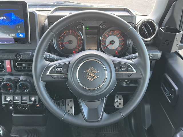 スズキ ジムニー シエラ JC 道北・旭川 2024(令6)年 0.6万km ミディアムグレー /４WD//禁煙車//ワンオーナー//衝突軽減システム//レーンキープアシスト//クルーズコントロール//社外ディスプレイオーディオ/BT/ラジオ/アンドロイドオート/アップルカープレイ//バックカメラ//社外ミラー型ドライブレコーダー//社外スロットルコントローラー//アイドリングストップ//オートエアコン//ミラーヒーター//前席シートヒーター//革巻きステアリング//ステアリングスイッチ//オートライト//LEDヘッドライト//フォグランプ//ミラーウィンカー//ヘッドライトウォッシャー//電動格納ミラー//ドアバイザー//社外テールランプ//社外AWマッドタイヤ積込み//保証書//取説