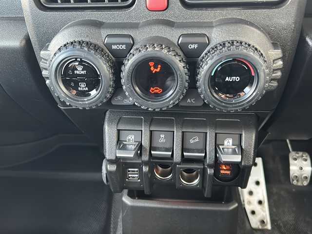 スズキ ジムニー シエラ JC 道北・旭川 2024(令6)年 0.6万km ミディアムグレー /４WD//禁煙車//ワンオーナー//衝突軽減システム//レーンキープアシスト//クルーズコントロール//社外ディスプレイオーディオ/BT/ラジオ/アンドロイドオート/アップルカープレイ//バックカメラ//社外ミラー型ドライブレコーダー//社外スロットルコントローラー//アイドリングストップ//オートエアコン//ミラーヒーター//前席シートヒーター//革巻きステアリング//ステアリングスイッチ//オートライト//LEDヘッドライト//フォグランプ//ミラーウィンカー//ヘッドライトウォッシャー//電動格納ミラー//ドアバイザー//社外テールランプ//社外AWマッドタイヤ積込み//保証書//取説