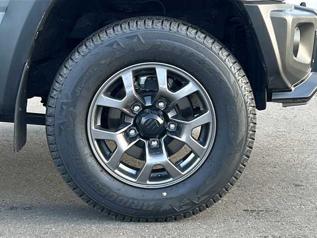 スズキ ジムニー シエラ JC 道北・旭川 2024(令6)年 0.6万km ミディアムグレー /４WD//禁煙車//ワンオーナー//衝突軽減システム//レーンキープアシスト//クルーズコントロール//社外ディスプレイオーディオ/BT/ラジオ/アンドロイドオート/アップルカープレイ//バックカメラ//社外ミラー型ドライブレコーダー//社外スロットルコントローラー//アイドリングストップ//オートエアコン//ミラーヒーター//前席シートヒーター//革巻きステアリング//ステアリングスイッチ//オートライト//LEDヘッドライト//フォグランプ//ミラーウィンカー//ヘッドライトウォッシャー//電動格納ミラー//ドアバイザー//社外テールランプ//社外AWマッドタイヤ積込み//保証書//取説