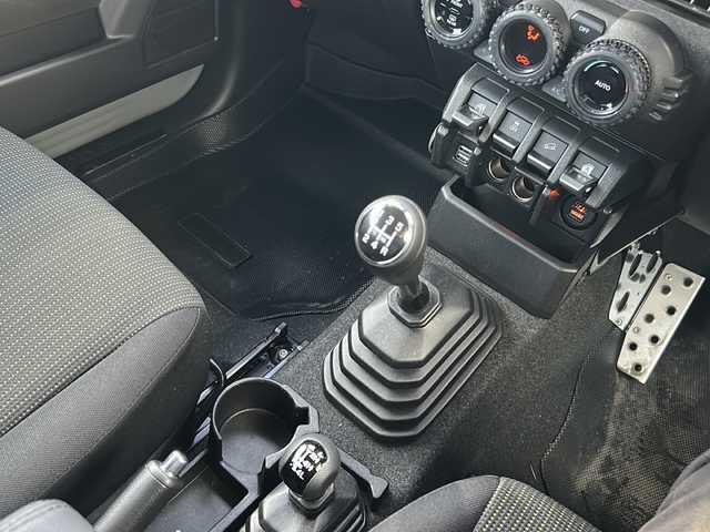 スズキ ジムニー シエラ JC 道北・旭川 2024(令6)年 0.6万km ミディアムグレー /４WD//禁煙車//ワンオーナー//衝突軽減システム//レーンキープアシスト//クルーズコントロール//社外ディスプレイオーディオ/BT/ラジオ/アンドロイドオート/アップルカープレイ//バックカメラ//社外ミラー型ドライブレコーダー//社外スロットルコントローラー//アイドリングストップ//オートエアコン//ミラーヒーター//前席シートヒーター//革巻きステアリング//ステアリングスイッチ//オートライト//LEDヘッドライト//フォグランプ//ミラーウィンカー//ヘッドライトウォッシャー//電動格納ミラー//ドアバイザー//社外テールランプ//社外AWマッドタイヤ積込み//保証書//取説