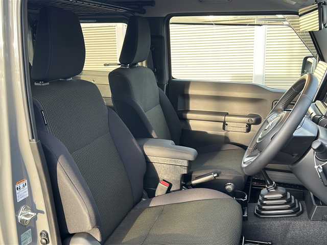 スズキ ジムニー シエラ JC 道北・旭川 2024(令6)年 0.6万km ミディアムグレー /４WD//禁煙車//ワンオーナー//衝突軽減システム//レーンキープアシスト//クルーズコントロール//社外ディスプレイオーディオ/BT/ラジオ/アンドロイドオート/アップルカープレイ//バックカメラ//社外ミラー型ドライブレコーダー//社外スロットルコントローラー//アイドリングストップ//オートエアコン//ミラーヒーター//前席シートヒーター//革巻きステアリング//ステアリングスイッチ//オートライト//LEDヘッドライト//フォグランプ//ミラーウィンカー//ヘッドライトウォッシャー//電動格納ミラー//ドアバイザー//社外テールランプ//社外AWマッドタイヤ積込み//保証書//取説