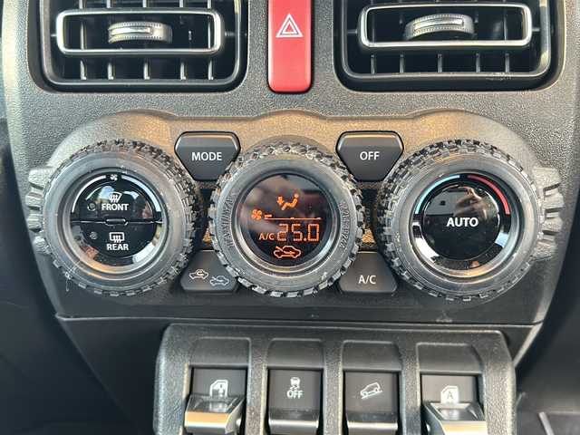 スズキ ジムニー シエラ JC 道北・旭川 2024(令6)年 0.6万km ミディアムグレー /４WD//禁煙車//ワンオーナー//衝突軽減システム//レーンキープアシスト//クルーズコントロール//社外ディスプレイオーディオ/BT/ラジオ/アンドロイドオート/アップルカープレイ//バックカメラ//社外ミラー型ドライブレコーダー//社外スロットルコントローラー//アイドリングストップ//オートエアコン//ミラーヒーター//前席シートヒーター//革巻きステアリング//ステアリングスイッチ//オートライト//LEDヘッドライト//フォグランプ//ミラーウィンカー//ヘッドライトウォッシャー//電動格納ミラー//ドアバイザー//社外テールランプ//社外AWマッドタイヤ積込み//保証書//取説