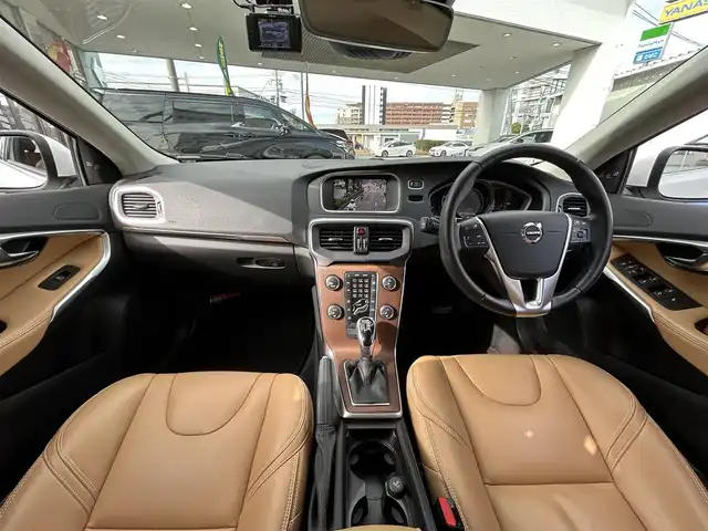 ボルボ Ｖ４０ T3 インスクリプション 福岡県 2019(平31)年 3.2万km パール 純正ナビ（AM/FM/BT/USB/iPod/ディスク）/ブラインドスポットモニター/Harman/Kardonプレミアムサウンド/アダプティブクルーズコントロール/前席パワーシート（運転席メモリ付）/前席シートヒーター/バックカメラ/前後ドライブレコーダー/ビルトインETC/本革巻ステアリング（パドルシフト付）/クリアランスソナー/USB入力端子/LEDヘッドライト/アイドリングストップ/レーンキープアシスト/フロアマット/純正17インチアルミホイール/スペアキー/取扱説明書/保証書