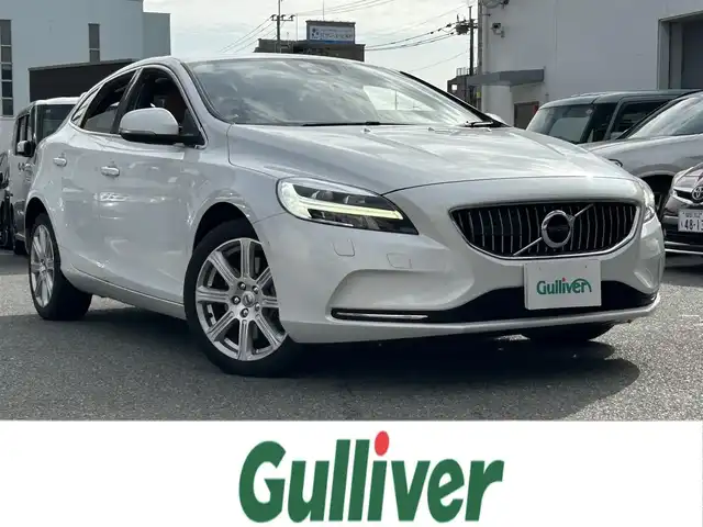 ボルボ Ｖ４０ T3 インスクリプション 福岡県 2019(平31)年 3.2万km パール 純正ナビ（AM/FM/BT/USB/iPod/ディスク）/ブラインドスポットモニター/Harman/Kardonプレミアムサウンド/アダプティブクルーズコントロール/前席パワーシート（運転席メモリ付）/前席シートヒーター/バックカメラ/前後ドライブレコーダー/ビルトインETC/本革巻ステアリング（パドルシフト付）/クリアランスソナー/USB入力端子/LEDヘッドライト/アイドリングストップ/レーンキープアシスト/フロアマット/純正17インチアルミホイール/スペアキー/取扱説明書/保証書