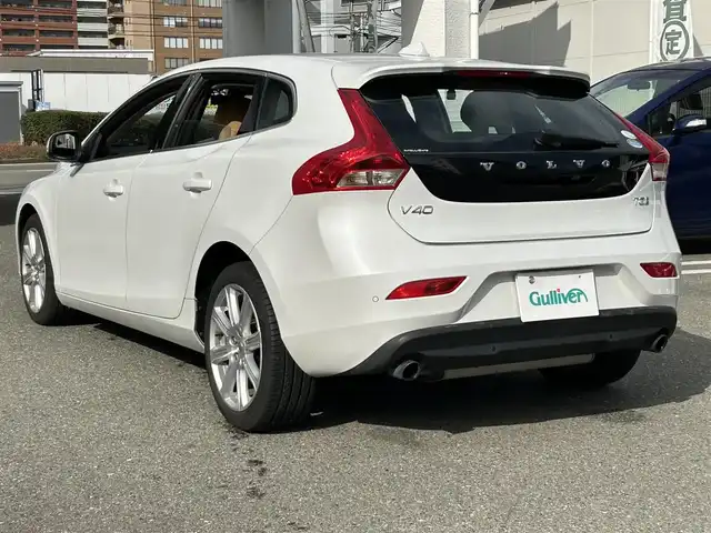 ボルボ Ｖ４０ T3 インスクリプション 福岡県 2019(平31)年 3.2万km パール 純正ナビ（AM/FM/BT/USB/iPod/ディスク）/ブラインドスポットモニター/Harman/Kardonプレミアムサウンド/アダプティブクルーズコントロール/前席パワーシート（運転席メモリ付）/前席シートヒーター/バックカメラ/前後ドライブレコーダー/ビルトインETC/本革巻ステアリング（パドルシフト付）/クリアランスソナー/USB入力端子/LEDヘッドライト/アイドリングストップ/レーンキープアシスト/フロアマット/純正17インチアルミホイール/スペアキー/取扱説明書/保証書