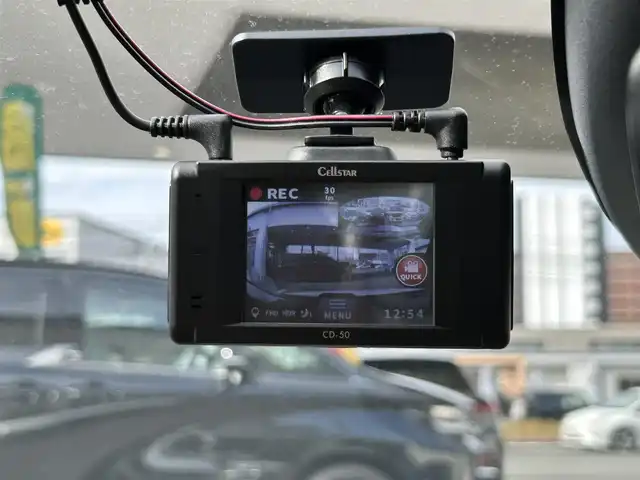 ボルボ Ｖ４０ T3 インスクリプション 福岡県 2019(平31)年 3.2万km パール 純正ナビ（AM/FM/BT/USB/iPod/ディスク）/ブラインドスポットモニター/Harman/Kardonプレミアムサウンド/アダプティブクルーズコントロール/前席パワーシート（運転席メモリ付）/前席シートヒーター/バックカメラ/前後ドライブレコーダー/ビルトインETC/本革巻ステアリング（パドルシフト付）/クリアランスソナー/USB入力端子/LEDヘッドライト/アイドリングストップ/レーンキープアシスト/フロアマット/純正17インチアルミホイール/スペアキー/取扱説明書/保証書