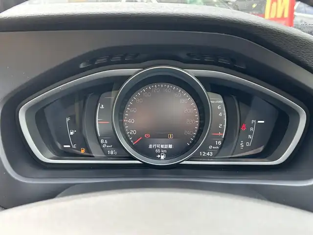 ボルボ Ｖ４０ T3 インスクリプション 福岡県 2019(平31)年 3.2万km パール 純正ナビ（AM/FM/BT/USB/iPod/ディスク）/ブラインドスポットモニター/Harman/Kardonプレミアムサウンド/アダプティブクルーズコントロール/前席パワーシート（運転席メモリ付）/前席シートヒーター/バックカメラ/前後ドライブレコーダー/ビルトインETC/本革巻ステアリング（パドルシフト付）/クリアランスソナー/USB入力端子/LEDヘッドライト/アイドリングストップ/レーンキープアシスト/フロアマット/純正17インチアルミホイール/スペアキー/取扱説明書/保証書