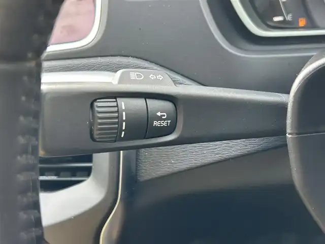 ボルボ Ｖ４０ T3 インスクリプション 福岡県 2019(平31)年 3.2万km パール 純正ナビ（AM/FM/BT/USB/iPod/ディスク）/ブラインドスポットモニター/Harman/Kardonプレミアムサウンド/アダプティブクルーズコントロール/前席パワーシート（運転席メモリ付）/前席シートヒーター/バックカメラ/前後ドライブレコーダー/ビルトインETC/本革巻ステアリング（パドルシフト付）/クリアランスソナー/USB入力端子/LEDヘッドライト/アイドリングストップ/レーンキープアシスト/フロアマット/純正17インチアルミホイール/スペアキー/取扱説明書/保証書