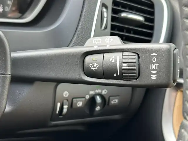 ボルボ Ｖ４０ T3 インスクリプション 福岡県 2019(平31)年 3.2万km パール 純正ナビ（AM/FM/BT/USB/iPod/ディスク）/ブラインドスポットモニター/Harman/Kardonプレミアムサウンド/アダプティブクルーズコントロール/前席パワーシート（運転席メモリ付）/前席シートヒーター/バックカメラ/前後ドライブレコーダー/ビルトインETC/本革巻ステアリング（パドルシフト付）/クリアランスソナー/USB入力端子/LEDヘッドライト/アイドリングストップ/レーンキープアシスト/フロアマット/純正17インチアルミホイール/スペアキー/取扱説明書/保証書