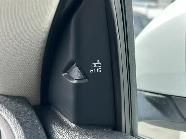 ボルボ Ｖ４０ T3 インスクリプション 福岡県 2019(平31)年 3.2万km パール 純正ナビ（AM/FM/BT/USB/iPod/ディスク）/ブラインドスポットモニター/Harman/Kardonプレミアムサウンド/アダプティブクルーズコントロール/前席パワーシート（運転席メモリ付）/前席シートヒーター/バックカメラ/前後ドライブレコーダー/ビルトインETC/本革巻ステアリング（パドルシフト付）/クリアランスソナー/USB入力端子/LEDヘッドライト/アイドリングストップ/レーンキープアシスト/フロアマット/純正17インチアルミホイール/スペアキー/取扱説明書/保証書