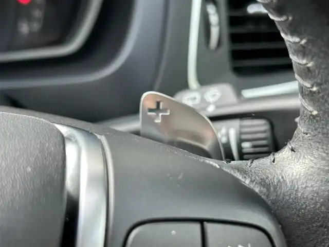 ボルボ Ｖ４０ T3 インスクリプション 福岡県 2019(平31)年 3.2万km パール 純正ナビ（AM/FM/BT/USB/iPod/ディスク）/ブラインドスポットモニター/Harman/Kardonプレミアムサウンド/アダプティブクルーズコントロール/前席パワーシート（運転席メモリ付）/前席シートヒーター/バックカメラ/前後ドライブレコーダー/ビルトインETC/本革巻ステアリング（パドルシフト付）/クリアランスソナー/USB入力端子/LEDヘッドライト/アイドリングストップ/レーンキープアシスト/フロアマット/純正17インチアルミホイール/スペアキー/取扱説明書/保証書