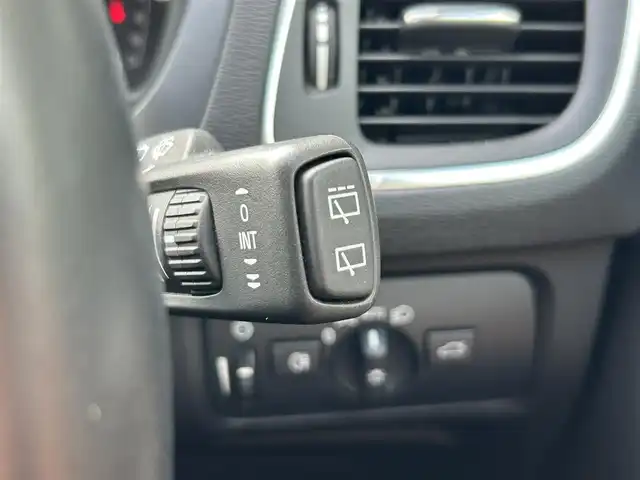 ボルボ Ｖ４０ T3 インスクリプション 福岡県 2019(平31)年 3.2万km パール 純正ナビ（AM/FM/BT/USB/iPod/ディスク）/ブラインドスポットモニター/Harman/Kardonプレミアムサウンド/アダプティブクルーズコントロール/前席パワーシート（運転席メモリ付）/前席シートヒーター/バックカメラ/前後ドライブレコーダー/ビルトインETC/本革巻ステアリング（パドルシフト付）/クリアランスソナー/USB入力端子/LEDヘッドライト/アイドリングストップ/レーンキープアシスト/フロアマット/純正17インチアルミホイール/スペアキー/取扱説明書/保証書