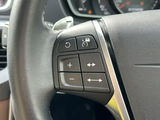 ボルボ Ｖ４０ T3 インスクリプション 福岡県 2019(平31)年 3.2万km パール 純正ナビ（AM/FM/BT/USB/iPod/ディスク）/ブラインドスポットモニター/Harman/Kardonプレミアムサウンド/アダプティブクルーズコントロール/前席パワーシート（運転席メモリ付）/前席シートヒーター/バックカメラ/前後ドライブレコーダー/ビルトインETC/本革巻ステアリング（パドルシフト付）/クリアランスソナー/USB入力端子/LEDヘッドライト/アイドリングストップ/レーンキープアシスト/フロアマット/純正17インチアルミホイール/スペアキー/取扱説明書/保証書