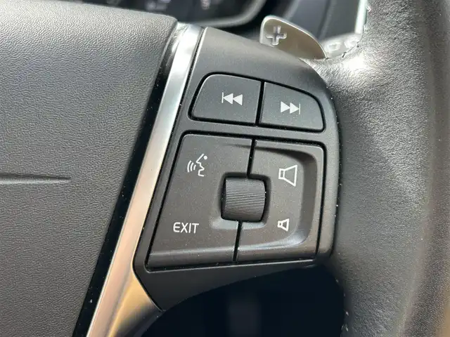 ボルボ Ｖ４０ T3 インスクリプション 福岡県 2019(平31)年 3.2万km パール 純正ナビ（AM/FM/BT/USB/iPod/ディスク）/ブラインドスポットモニター/Harman/Kardonプレミアムサウンド/アダプティブクルーズコントロール/前席パワーシート（運転席メモリ付）/前席シートヒーター/バックカメラ/前後ドライブレコーダー/ビルトインETC/本革巻ステアリング（パドルシフト付）/クリアランスソナー/USB入力端子/LEDヘッドライト/アイドリングストップ/レーンキープアシスト/フロアマット/純正17インチアルミホイール/スペアキー/取扱説明書/保証書